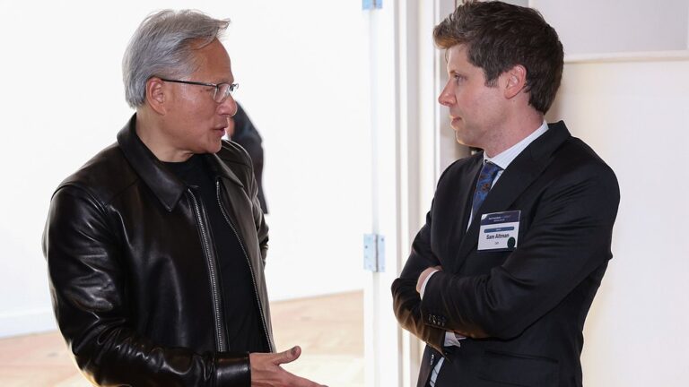 Le PDG de Nvidia, Jensen Huang (à gauche), s'entretient avec le PDG d'OpenAI, Sam Altman, lors du San Francisco AI Summit à San Francisco, États-Unis, le 25 juillet 2026. /VCG