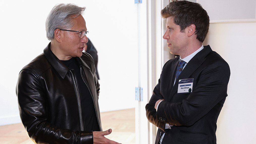 Le PDG de Nvidia, Jensen Huang (à gauche), s'entretient avec le PDG d'OpenAI, Sam Altman, lors du San Francisco AI Summit à San Francisco, États-Unis, le 25 juillet 2026. /VCG