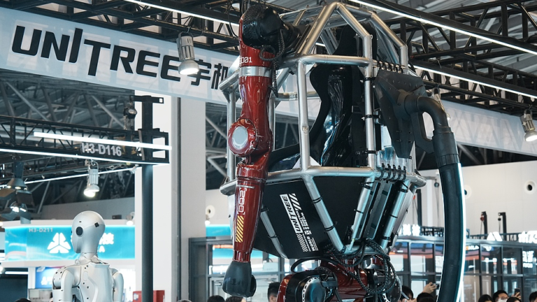 Les membres du public regardent le robot humanoïde transformable GD01 d'Unitree Robotics lors de la Conférence mondiale sur l'intelligence artificielle, Shanghai, Chine, le 17 juillet 2026, /VCG