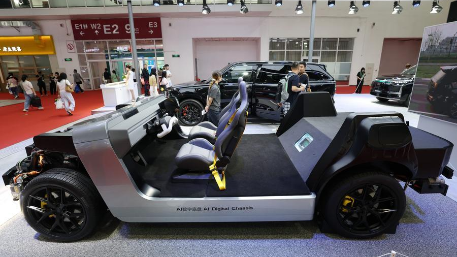 Un châssis numérique IA est exposé dans la zone d'exposition de véhicules intelligents lors de la quatrième Exposition internationale de la chaîne d'approvisionnement de Chine (CISCE) à Pékin, capitale chinoise, le 23 juin 2026. /Xinhua
