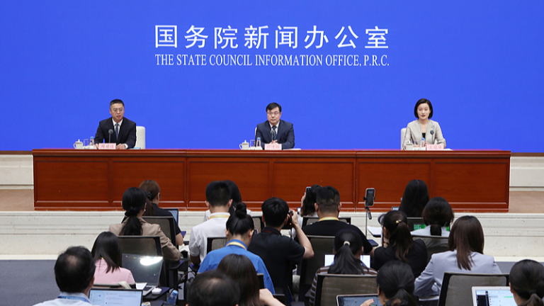 Le Bureau d'information du Conseil d'État chinois (SCIO) a tenu une conférence de presse sur les performances économiques du pays en juillet 2026 à Pékin, le 17 août 2026. /CFP