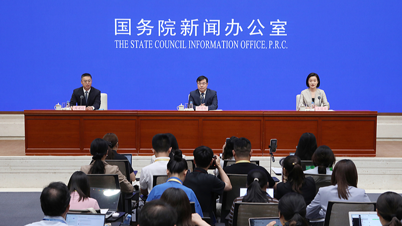 Le Bureau d'information du Conseil d'État chinois (SCIO) a tenu une conférence de presse sur les performances économiques du pays en juillet 2026 à Pékin, le 17 août 2026. /CFP