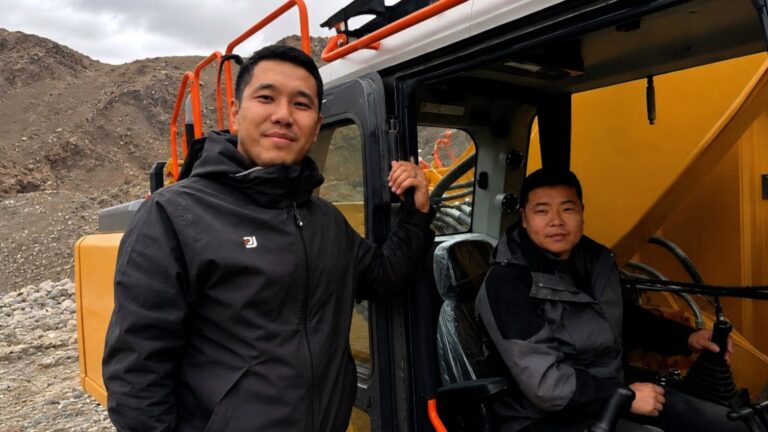 L'ouvrier local du Kirghizistan, Marsel Chokoev (à gauche) et son collègue chinois travaillant sur le projet ferroviaire Chine-Kirghizistan-Ouzbékistan, le 5 juillet 2026. /Xinhua