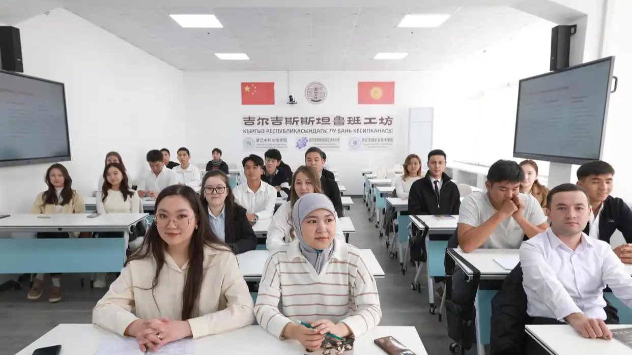 Des étudiants suivent un cours à l'atelier Luban à Bichkek, la capitale du Kirghizistan, le 2 novembre 2024. /Xinhua