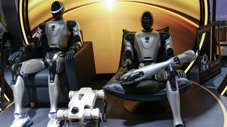Les robots humanoïdes MagicBot X1 de MagicLab présentés à la conférence WAIC 2026 à Shanghai, en Chine, le 20 juillet 2026. /VCG
