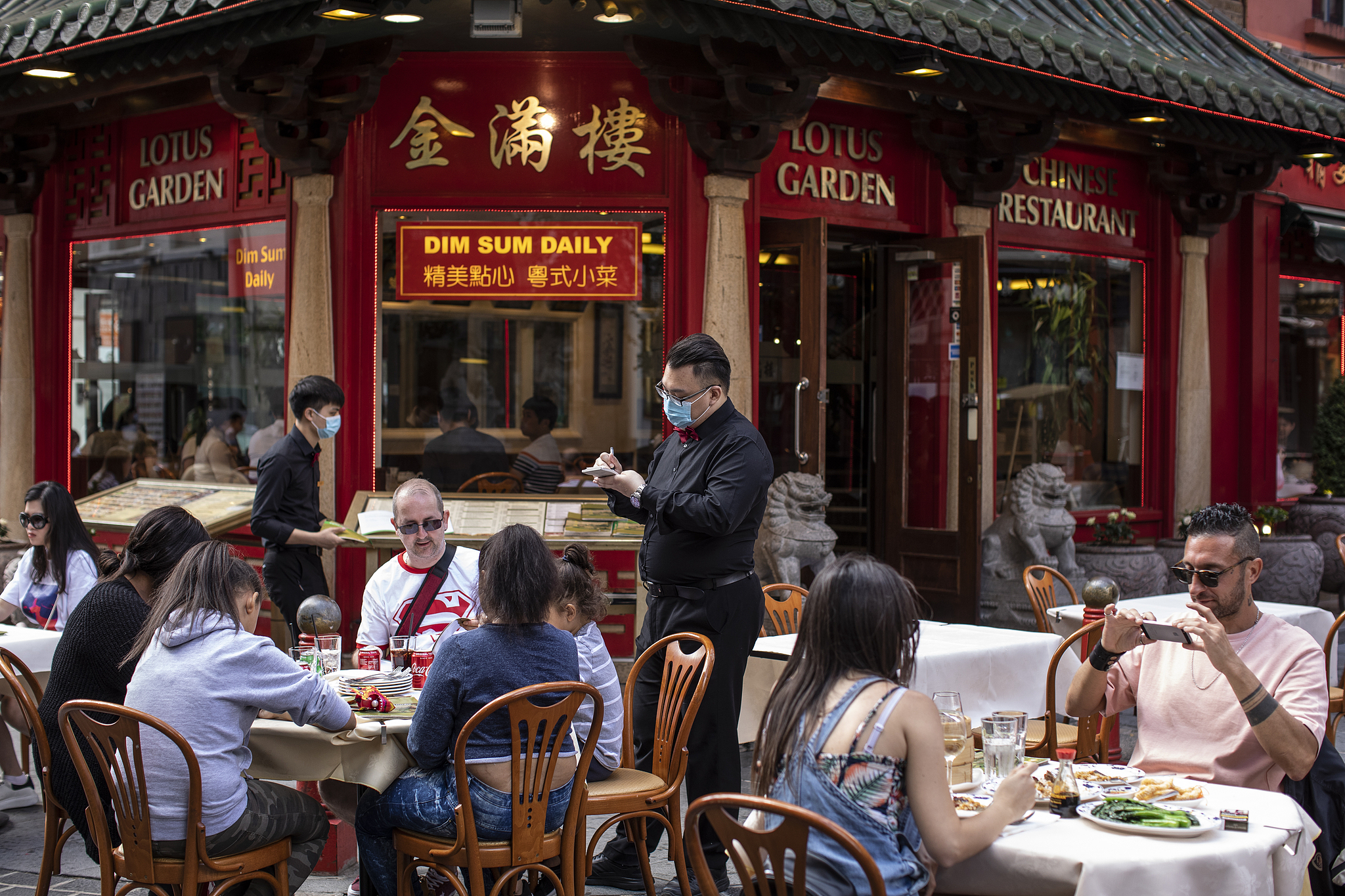 Des clients dînent dehors dans un restaurant chinois de Chinatown à Londres, au Royaume-Uni, le 22 juillet 2020. /VCG