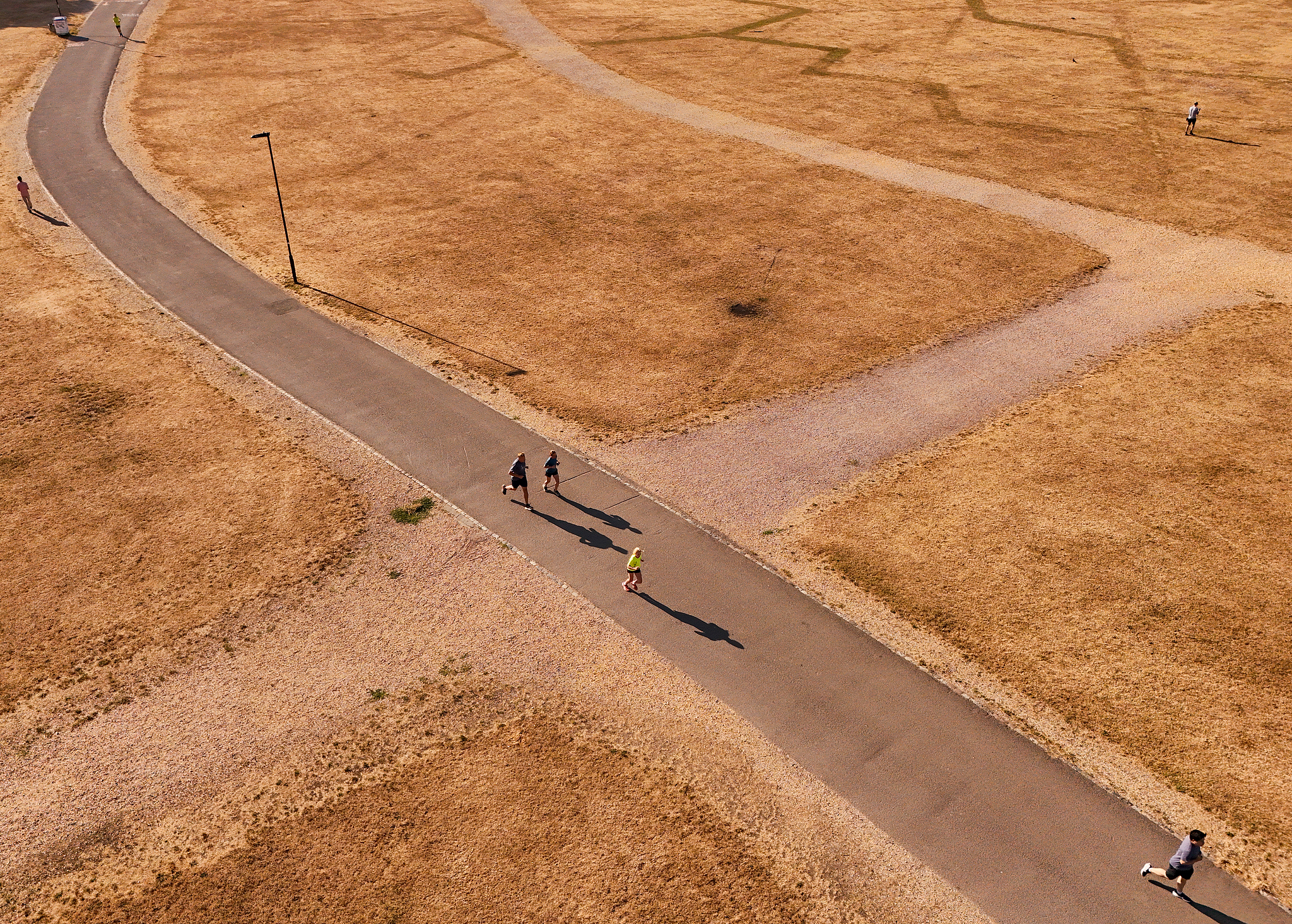 Des cyclistes, des joggeurs et des promeneurs de chiens traversent des paysages arides et désertiques à Southampton, au Royaume-Uni, le 29 juillet 2026. /VCG