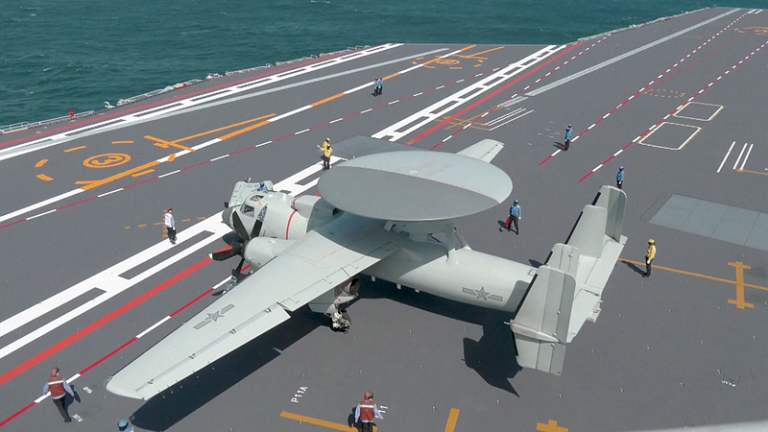 Une photo prise en 2025 montre le KJ-600 et plusieurs autres avions embarqués effectuant plusieurs décollages assistés par catapulte et des atterrissages arrêtés depuis le porte-avions Fujian. /VCG