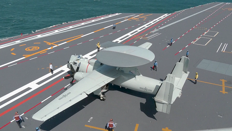 Une photo prise en 2025 montre le KJ-600 et plusieurs autres avions embarqués effectuant plusieurs décollages assistés par catapulte et des atterrissages arrêtés depuis le porte-avions Fujian. /VCG