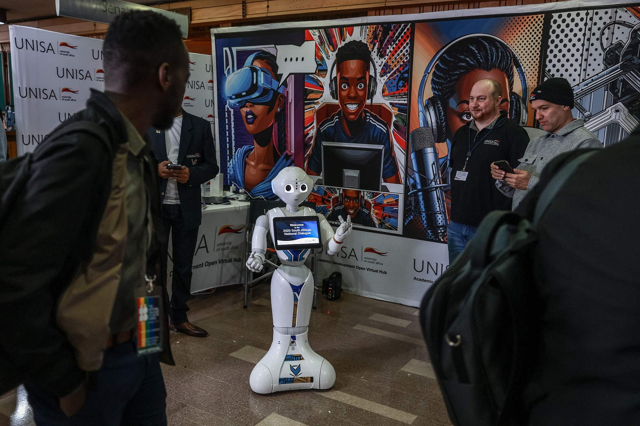 Les délégués regardent un assistant alimenté par l'IA alors qu'ils arrivent pour la première Convention nationale à l'Université d'Afrique du Sud (UNISA) à Pretoria, Afrique du Sud, le 15 août 2025. /CFP