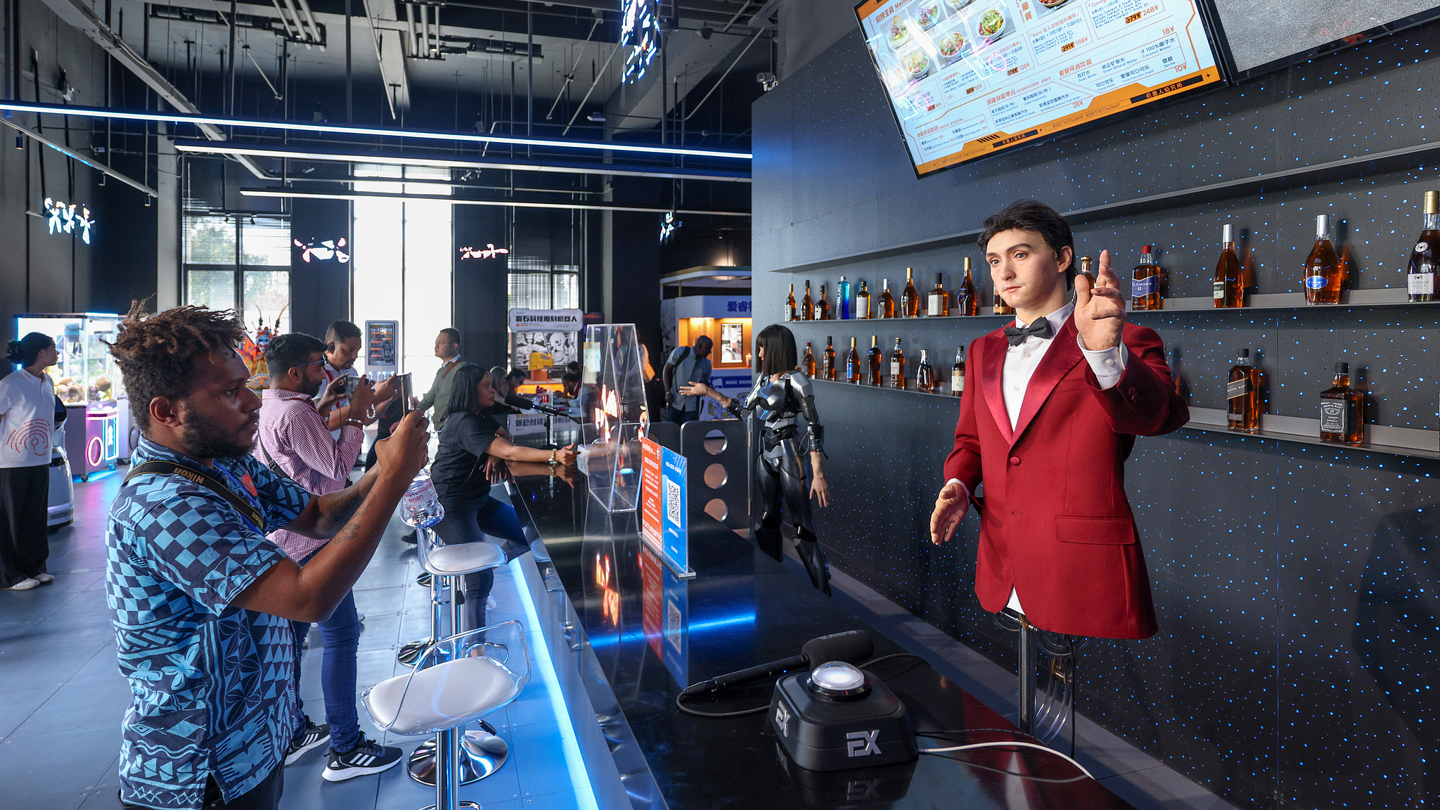 Des journalistes prennent des photos dans un restaurant sur le thème des robots à Pékin, en Chine, le 29 septembre 2025. /CFP