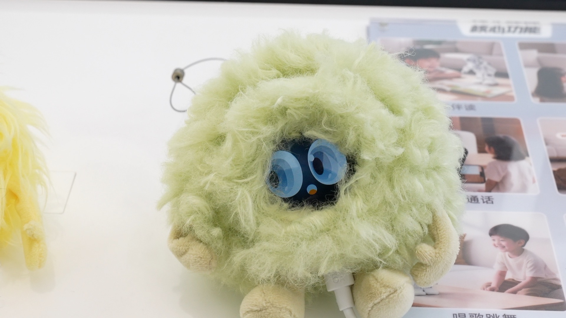 Un jouet en peluche IA est vu sur le marché Huaqiangbei à Shenzhen, dans la province du Guangdong (sud de la Chine), le 12 août 2026. /CGTN