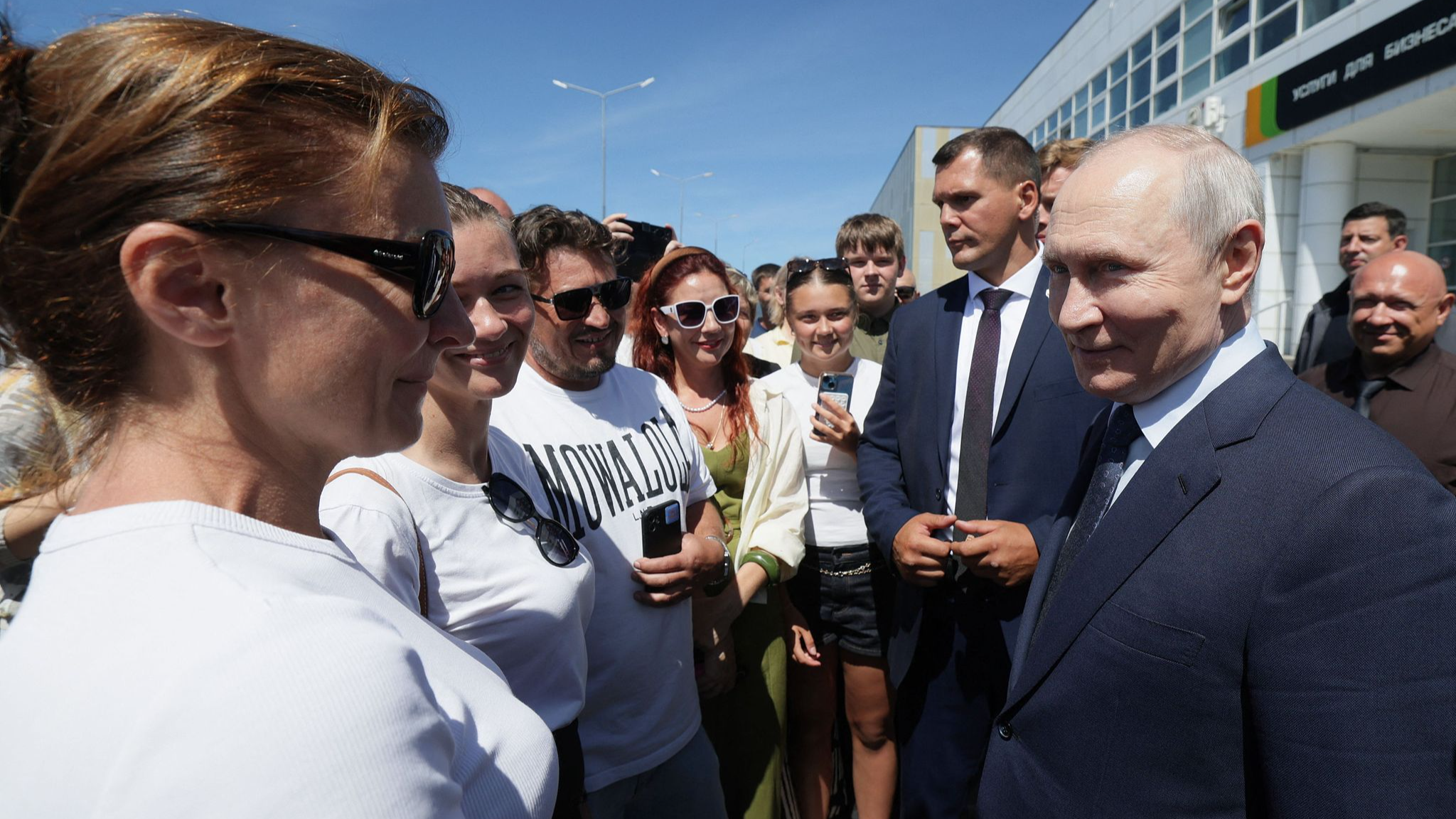 Le président russe Vladimir Poutine s'entretient avec des habitants de l'île d'Iturup, l'une des quatre îles de la chaîne contestée connue sous le nom d'îles Kouriles en Russie et de Territoires du Nord au Japon, le 13 août 2026. /VCG