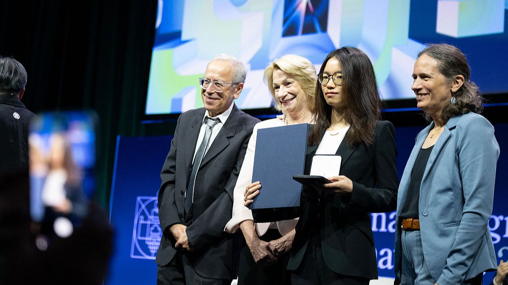 (De gauche à droite) Jalal Shatah, Marilyn Simons, le mathématicien chinois Wang Hong et Deirdre Haskell, médaillés Fields 2026, posent pour des photos après que Wang ait reçu la médaille Fields 2026 lors du Congrès international des mathématiciens à Philadelphie, le 23 juillet 2026. /VCG