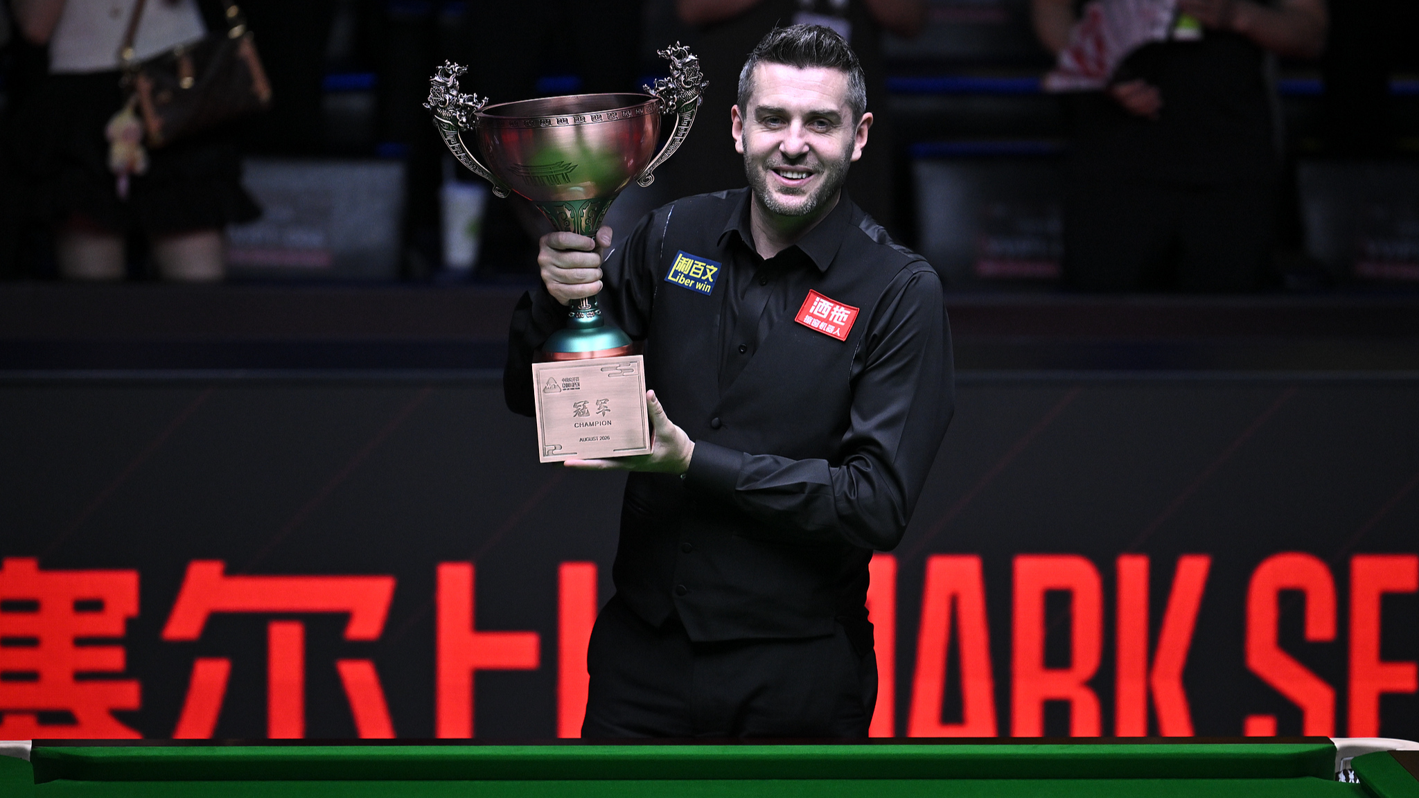 L'Anglais Mark Selby célèbre avec le trophée après avoir remporté la finale du WST China Open contre le Thaïlandais Noppon Saengkham à Taiyuan, en Chine, le 16 août 2026. /VCG