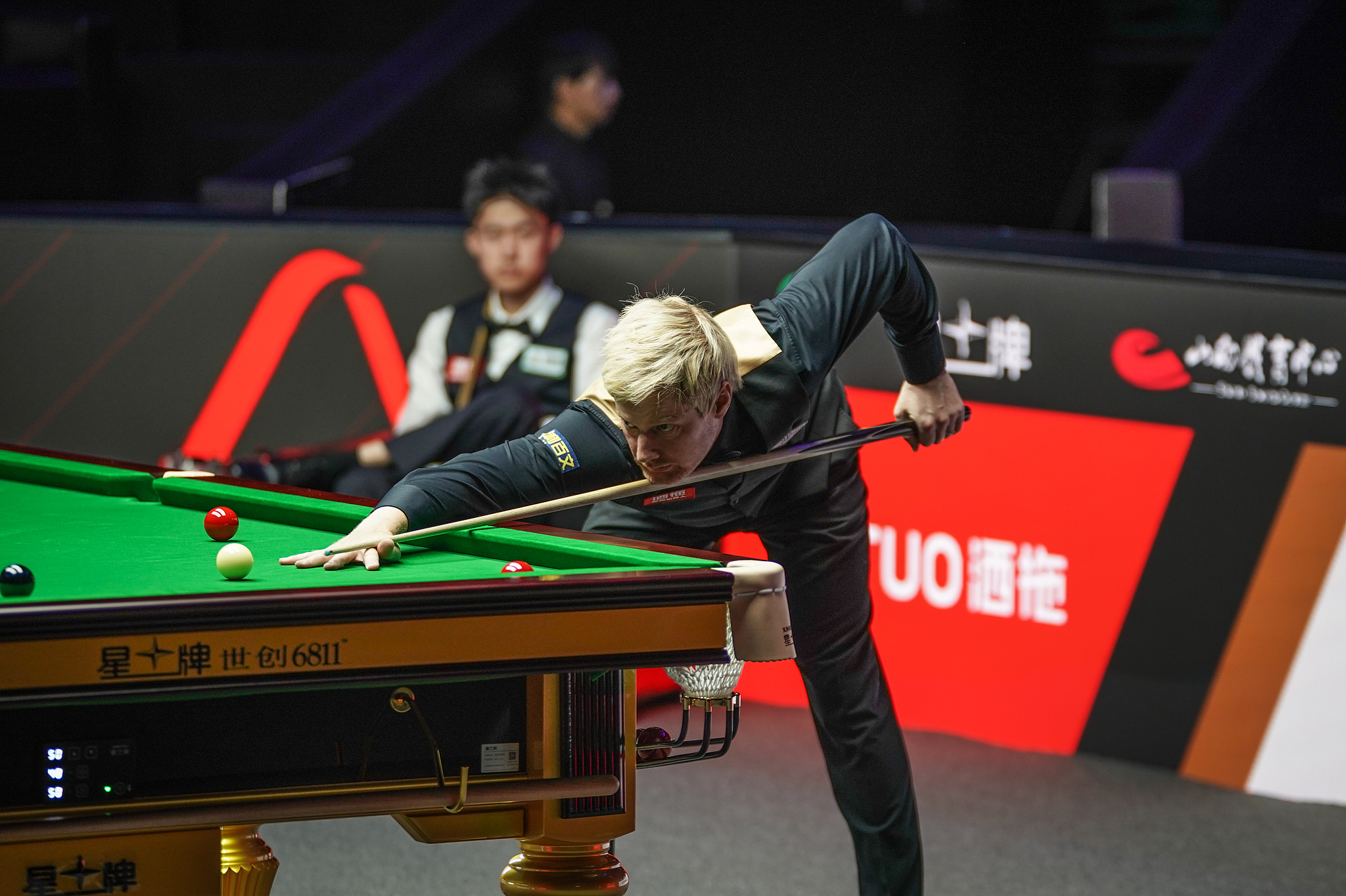 L'Australien Neil Robertson tire contre le Chinois Chang Bingyu lors d'un match du premier tour au WST China Open à Taiyuan, province du Shanxi, Chine, le 10 août 2026. /VCG