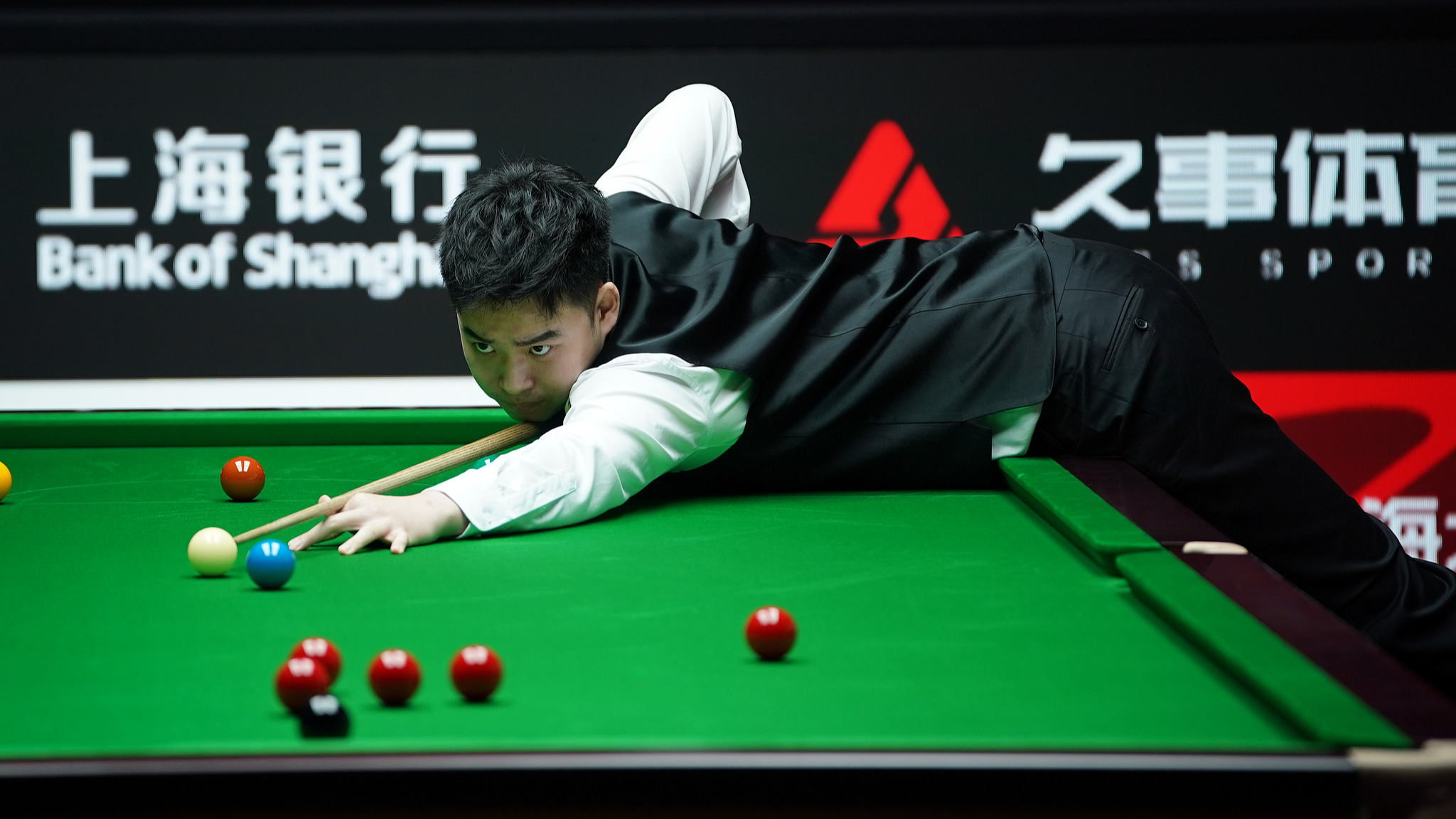Si Jiahui tire contre son compatriote chinois Jiang Jun lors d'un match de premier tour au WST China Open à Taiyuan, province du Shanxi, Chine, le 10 août 2026. /VCG