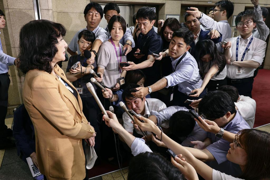 Le ministre japonais des Finances, Satsuki Katayama, s'adresse aux journalistes au ministère des Finances après que le Japon et les États-Unis ont mené une intervention coordonnée pour soutenir le yen à Tokyo, au Japon, le 3 août 2026. /VCG