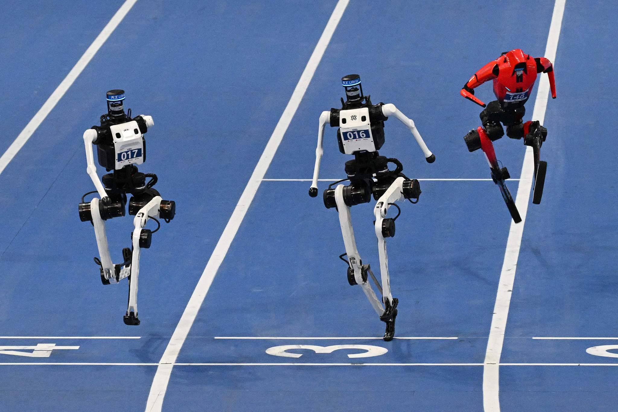 Des robots humanoïdes participent à la grande finale du 100 mètres aux Jeux mondiaux des robots humanoïdes à Pékin, le 26 août 2026. /VCG