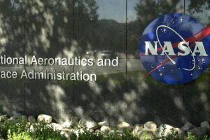 Trump signe un mémo pour stimuler les lancements spatiaux commerciaux aux États-Unis