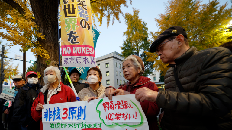Des manifestants organisent un rassemblement contre les critiques du Premier ministre Sanae Takaichi à l'égard de la politique non nucléaire traditionnelle du Japon devant le Parlement japonais à Tokyo, au Japon, le 21 novembre 2025. /VCG