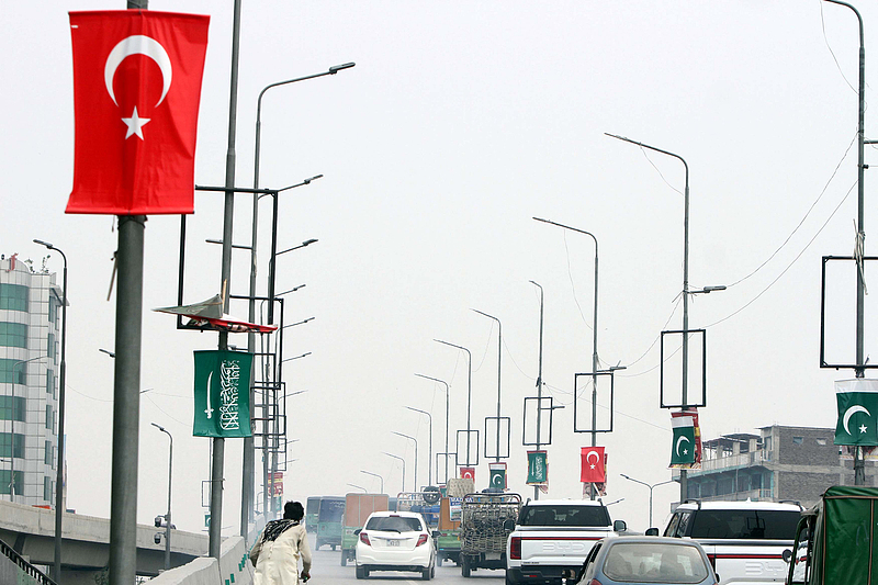 Les drapeaux nationaux de l'Arabie saoudite, de la Turquie et du Pakistan flottent au Pakistan pour marquer l'accord de défense commune de La Mecque, le 13 août 2026. /CFP