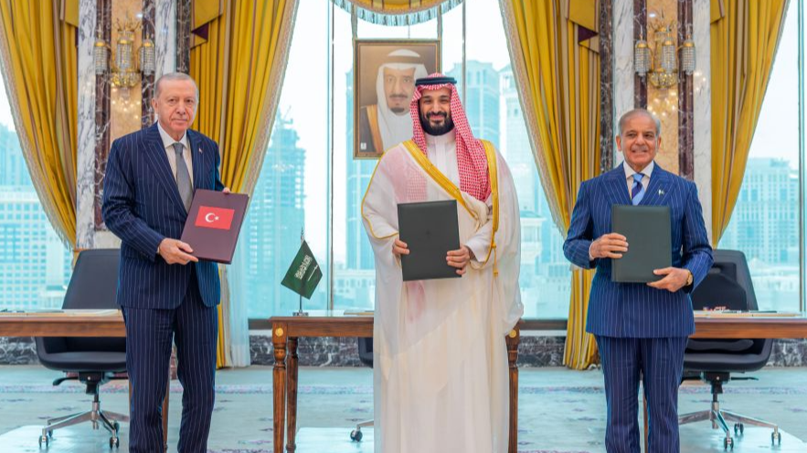Le prince héritier saoudien et Premier ministre Mohammed bin Salman bin Abdulaziz Al Saud (au centre), le président turc Recep Tayyip Erdogan (à gauche) et le Premier ministre pakistanais Muhammad Shehbaz Sharif posent ensemble pour une photo après la signature de l'accord de défense commune de La Mecque à La Mecque, en Arabie saoudite, le 7 août 2026. /Xinhua