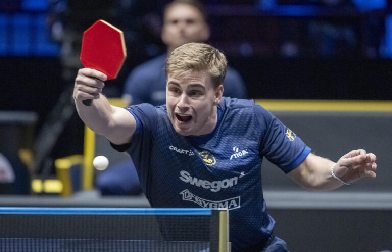 Truls Moregard de Suède en action contre Dimitrij Ovtcharov d'Allemagne lors du premier tour du match masculin au WTT Europe Smash à Malmö, Suède, le 11 août 2026. /VCG