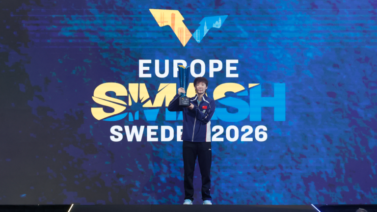 Wang Manyu, de Chine, célèbre avec le trophée après avoir remporté la finale du simple féminin contre Wang Yidi, de Chine, au WTT Europe Smash à Malmö, en Suède, le 16 août 2026. /VCG