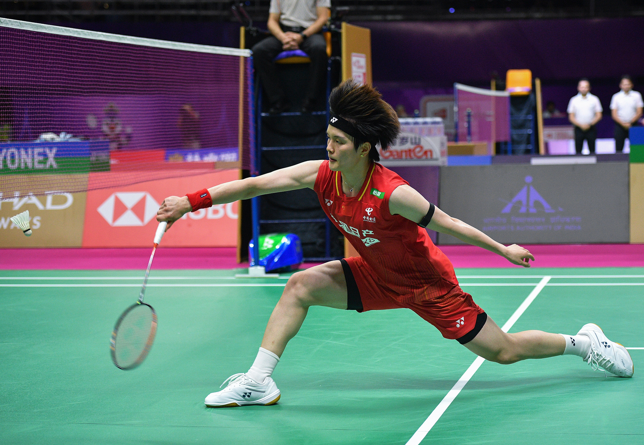 La Chinoise Wang Zhiyi réussit un tir lors des huitièmes de finale du simple féminin contre l'Indienne PV Sindhu aux Championnats du monde BWF à New Delhi, en Inde, le 20 août 2026. /VCG