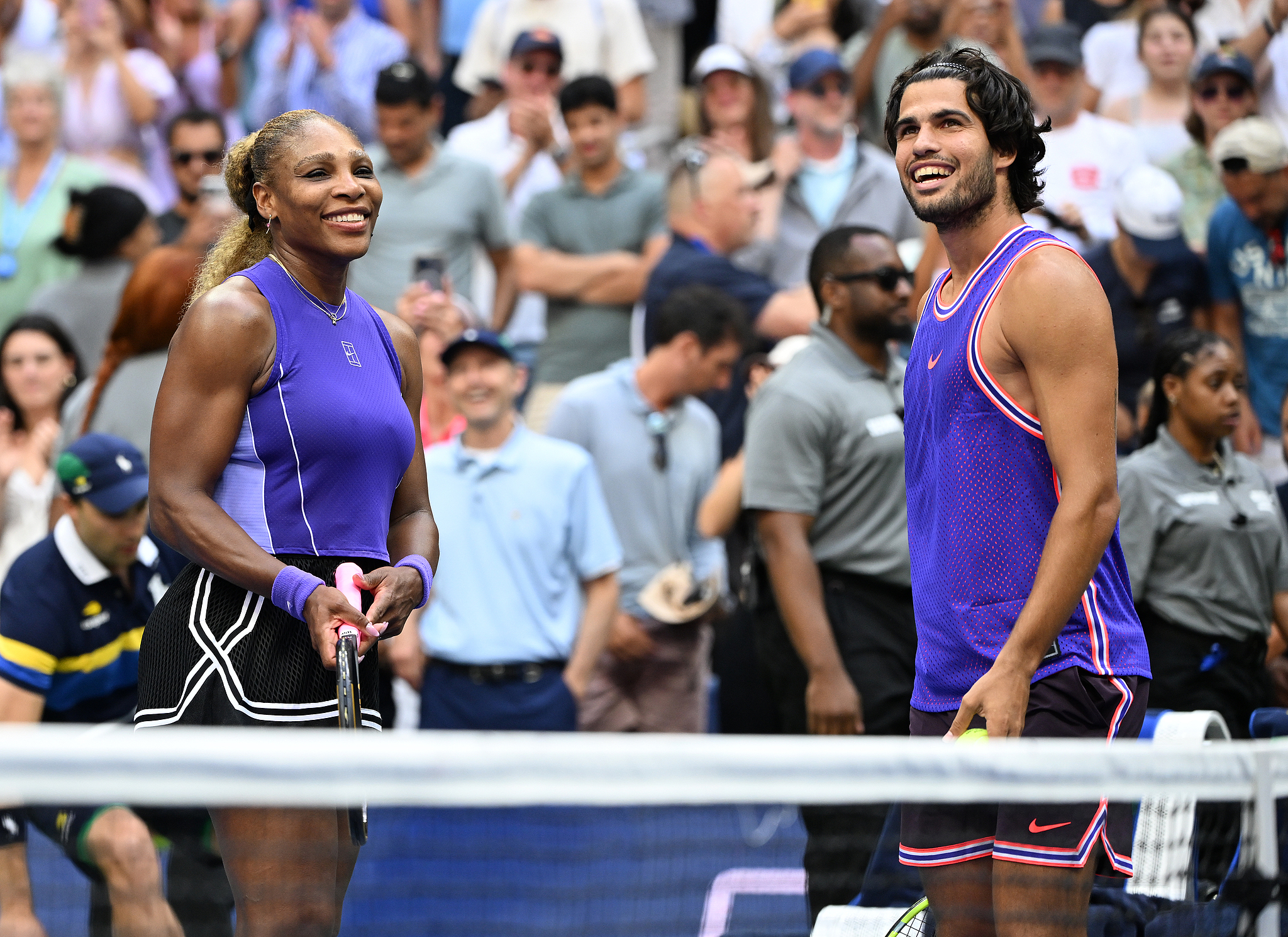 Serena Williams (L) aux États-Unis et Carlos Alcaraz en Espagne célèbrent après avoir battu Emma Routliffe en Nouvelle-Zélande et Lloyd Glasspool en Grande-Bretagne lors d'un match double mixte de 16 à l'US Open à Queens, New York, États-Unis, le 25 août 2026. /VCG