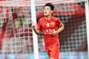 Wu Lei réussit un doublé alors que le port de Shanghai dépasse Qingdao Hainiu