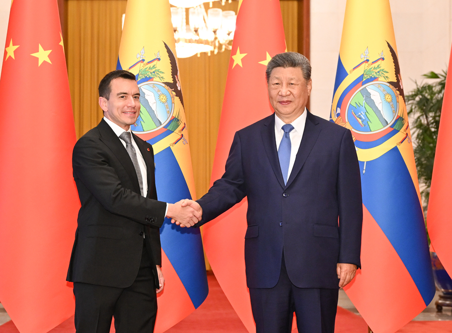 Le président chinois Xi Jinping (à droite) serre la main du président de la République de l'Équateur Daniel Roy-Gilchrist Noboa Azín, au Grand Palais du Peuple à Pékin, capitale de la Chine, le 18 août 2026. /Xinhua