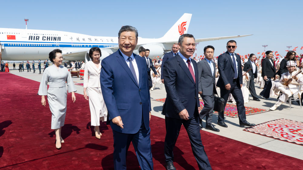 Le président kirghize Sadyr Japarov et son épouse accueillent le président chinois Xi Jinping et son épouse Peng Liyuan à l'aéroport international de Manas, au Kirghizistan, le 30 août 2026. /Xinhua