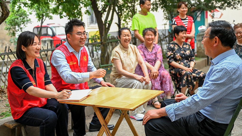 Les autorités locales écoutent les demandes des habitants d'une communauté de la ville de Luohe, province du Henan (centre de la Chine), le 13 mai 2026. /VCG