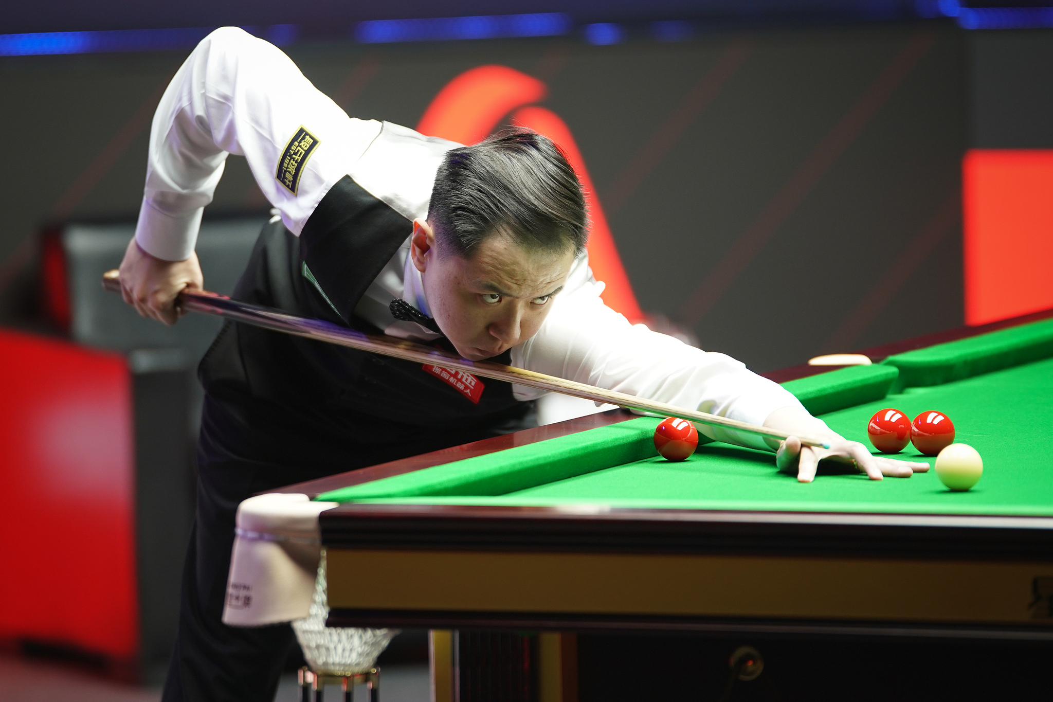 Le Chinois Xiao Guodong tire contre l'Écossais Anthony McGill lors d'un match du premier tour au WST China Open à Taiyuan, province du Shanxi, Chine, le 9 août 2026. /VCG
