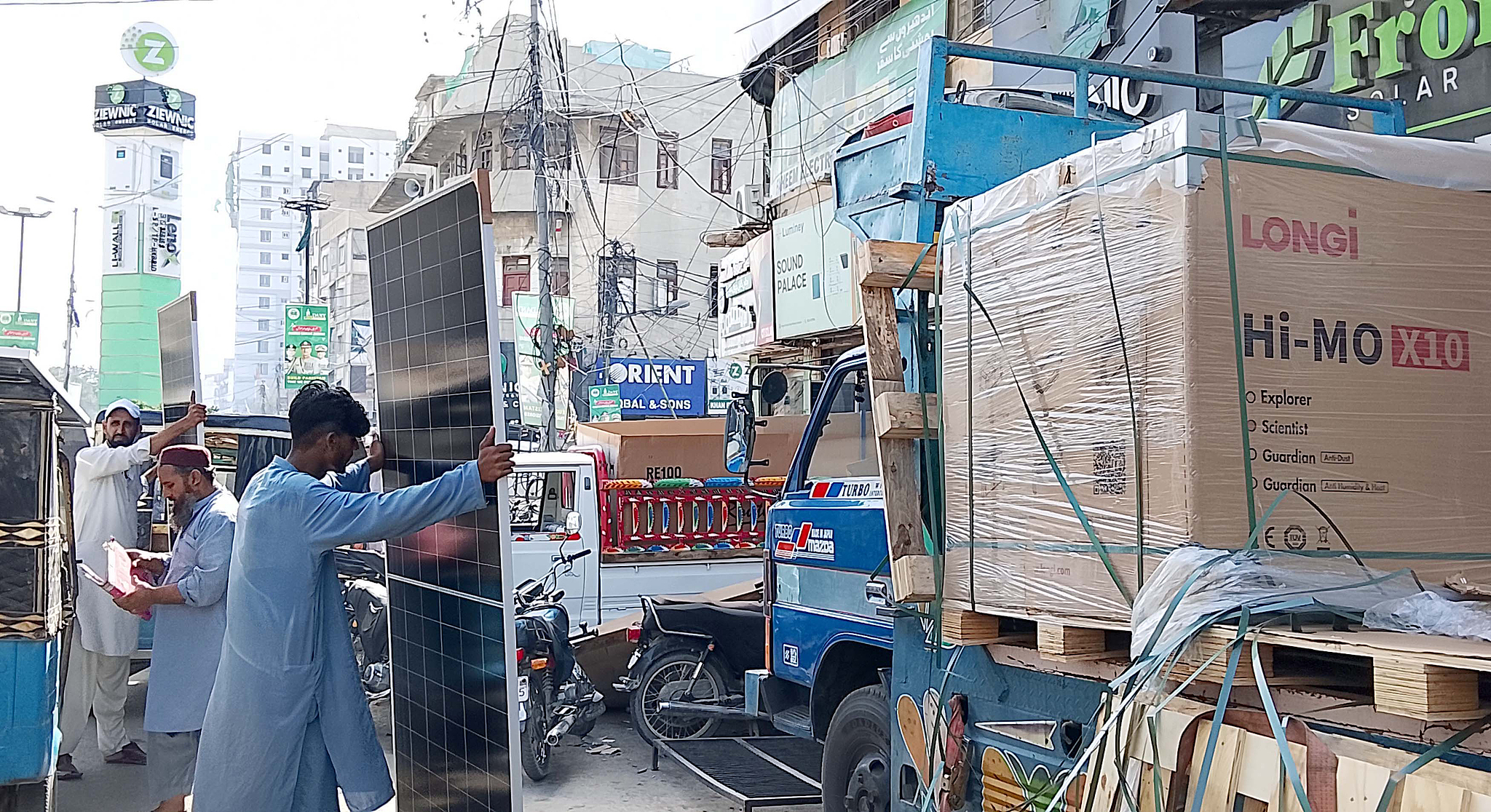 Des gens occupés à acheter un système solaire pour la production d’électricité au marché électronique de Saddar Regal Chowk à Karachi, au Pakistan, le 13 mai 2026. /VCG