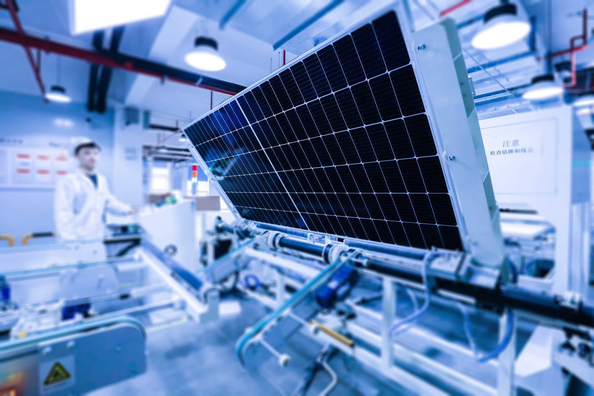 Une photo d'archives de travailleurs manipulant des panneaux solaires nouvellement fabriqués sur une chaîne de production dans une usine. /CFP
