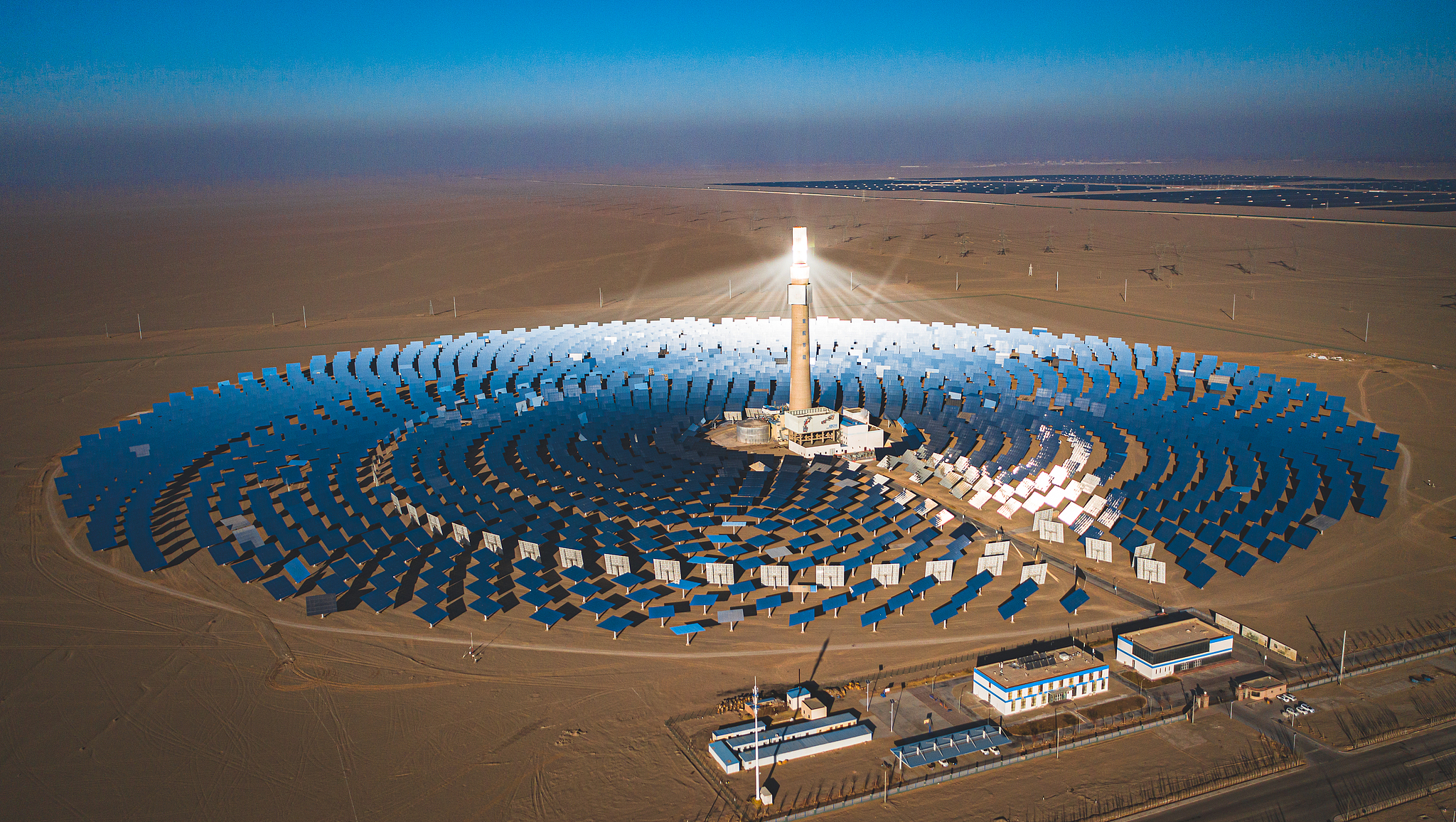 Une photo d'archive d'une tour d'énergie solaire de la centrale solaire de Dunhuang, dans le nord-ouest de la Chine. /CFP