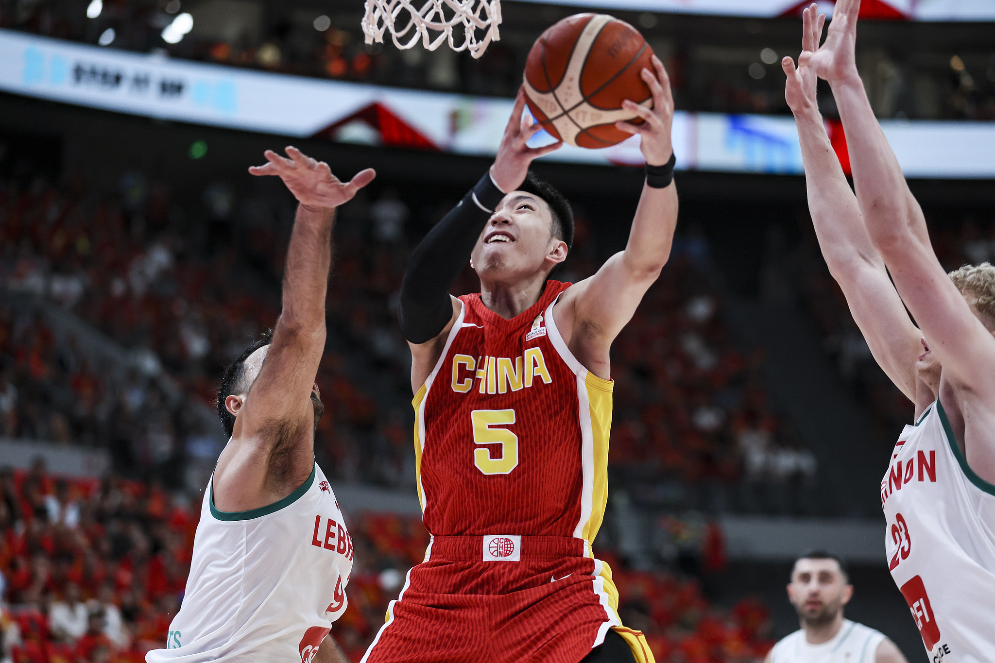 Le Chinois Liao Sanning (#5) se dirige vers le bord lors du deuxième tour des éliminatoires asiatiques de la Coupe du monde de basket-ball FIBA ​​2027 contre le Liban à Zhuji, dans la province du Zhejiang (est de la Chine), le 31 août 2026. /VCG