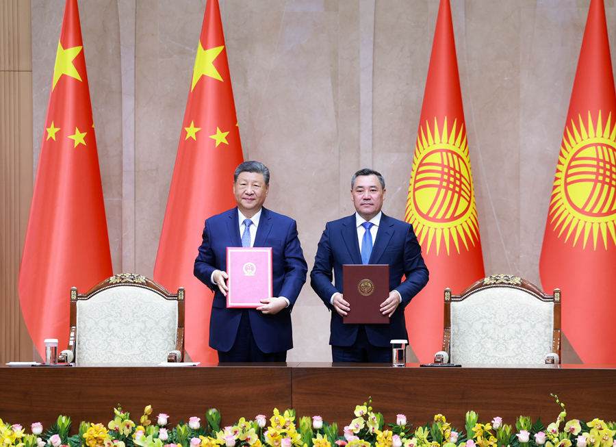 Le président chinois Xi Jinping (à gauche) et le président kirghize Sadyr Japarov signent un traité bilatéral de bon voisinage, d'amitié et de coopération permanents à Bichkek, au Kirghizistan, le 31 août 2026. /Xinhua