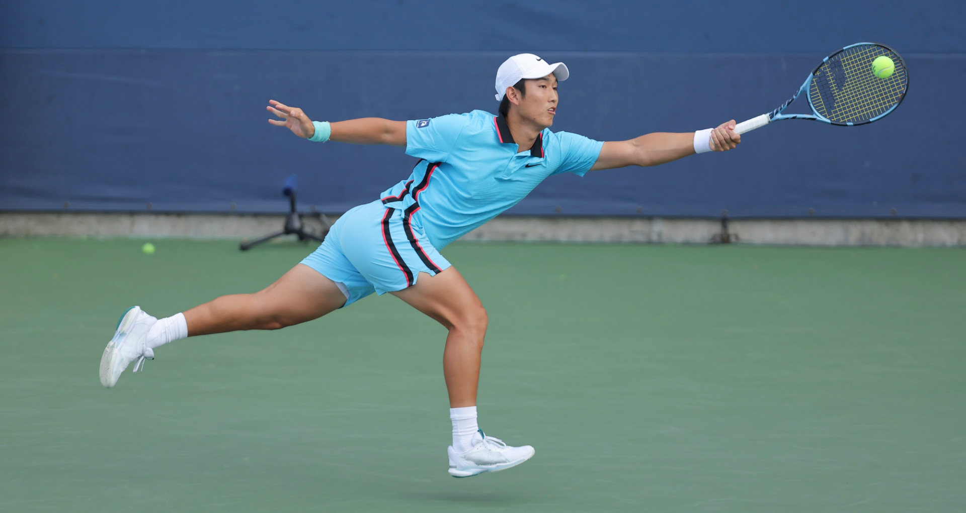 Le Chinois Shang Juncheng réussit un tir lors du premier tour du simple messieurs contre l'Argentin Marco Trungelliti à l'US Open dans le Queens, New York, États-Unis, le 31 août 2026. /US Open