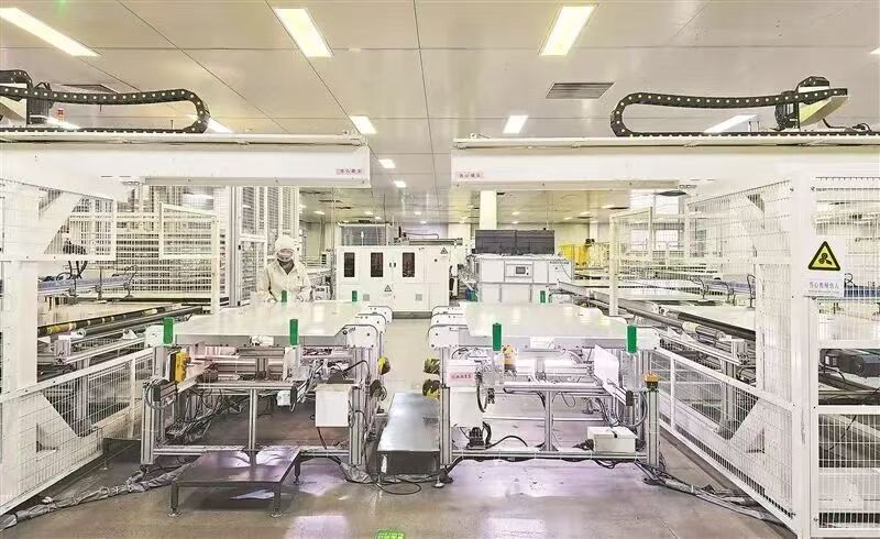 Un technicien inspecte les modules solaires au Laboratoire conjoint sino-égyptien de la Ceinture et de la Route sur les énergies renouvelables à Sohag, en Égypte. /Ambassade de Chine en Egypte