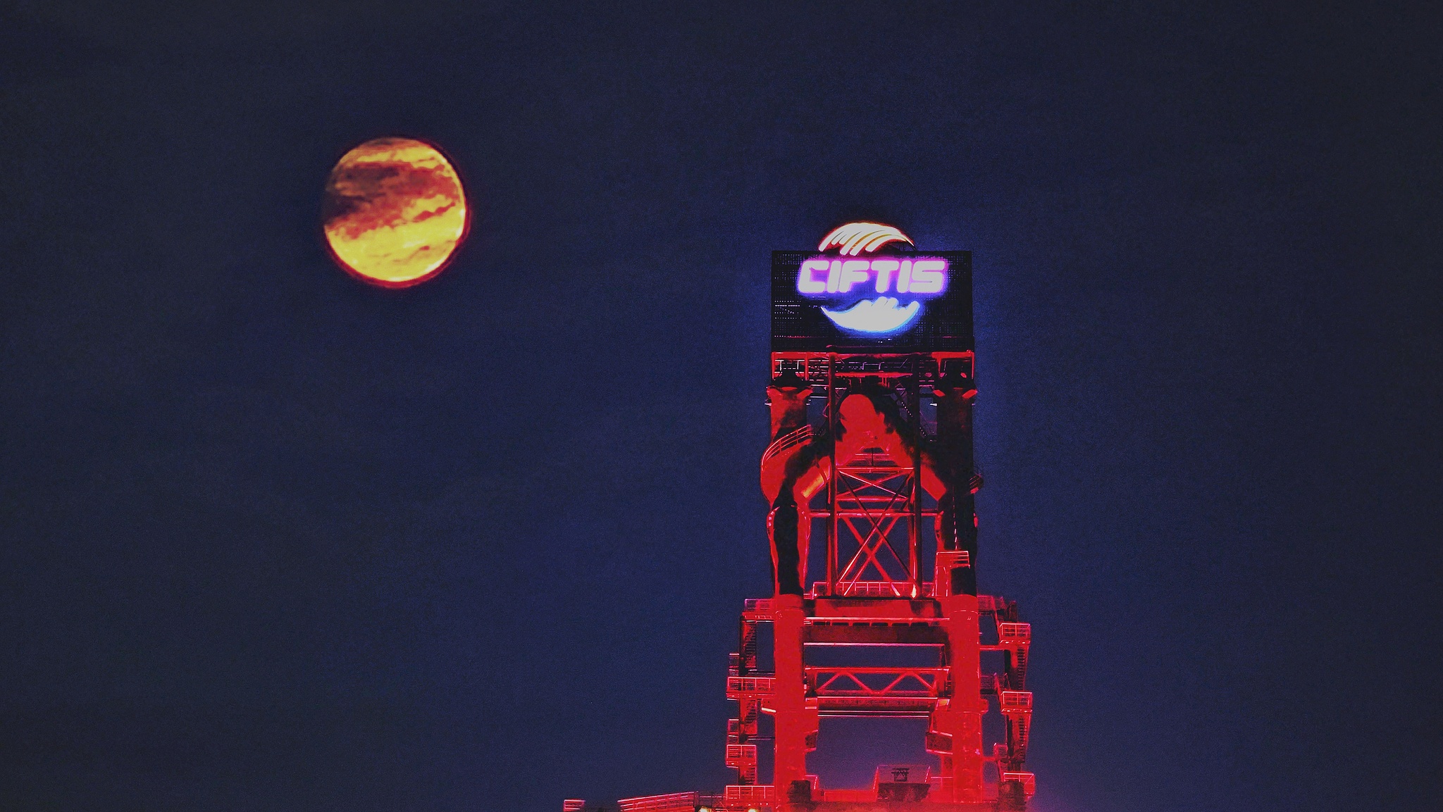 Une pleine lune se lève sur le parc Shougang la nuit de la fête de la mi-automne à Pékin, en Chine, le 6 octobre 2025. /VCG