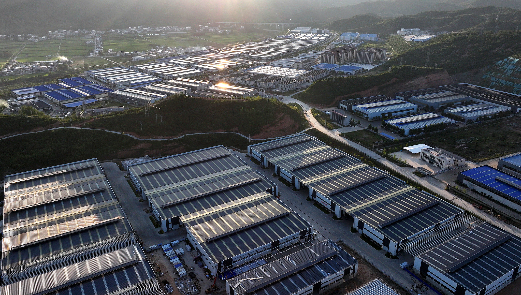 Base d'énergie photovoltaïque sur le toit du parc industriel de Beicheng, dans la ville de Shiyan, province du Hubei, Chine, 31 août 2026. /VCG

