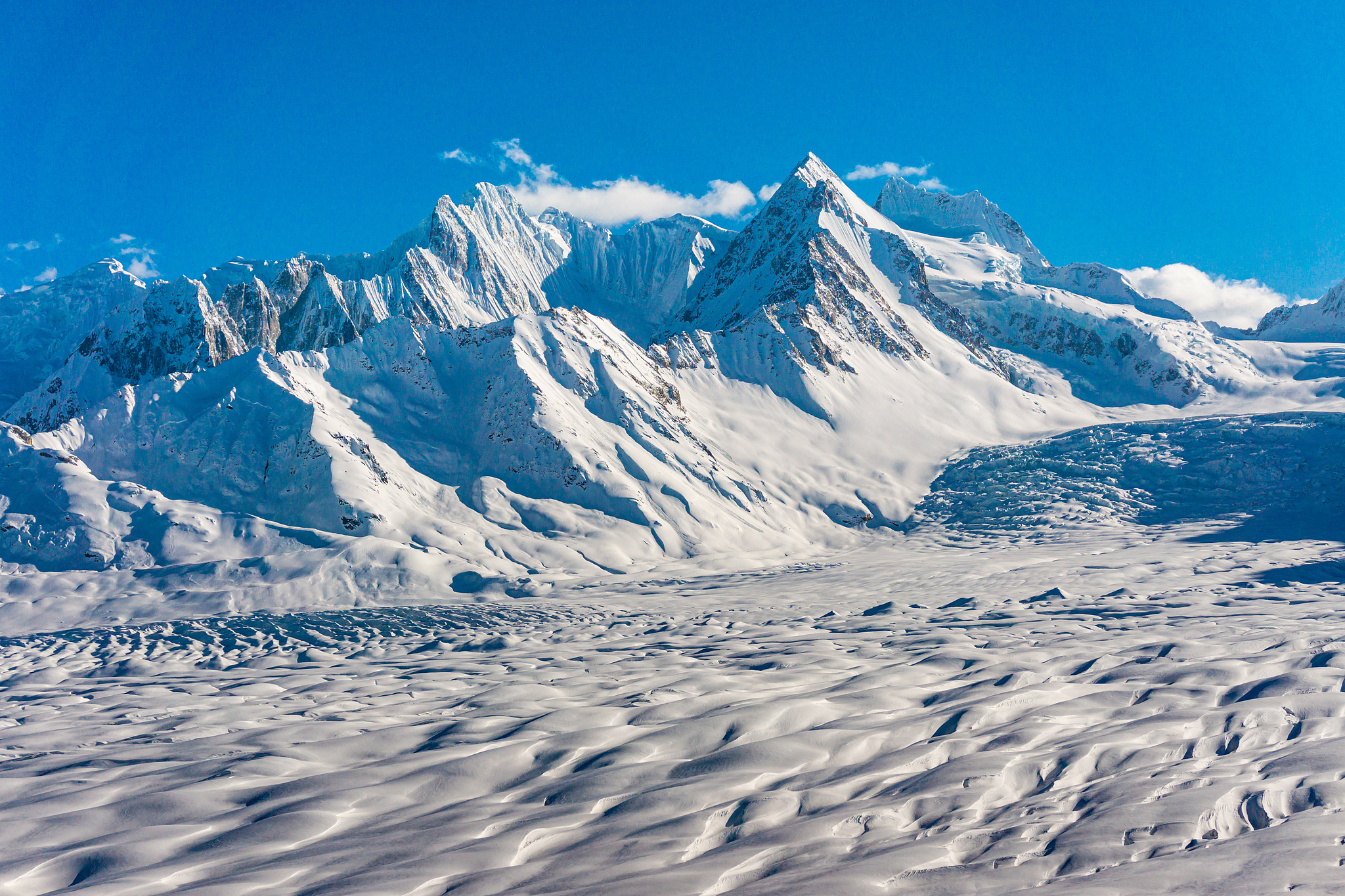 Glacier Yalong dans le comté de Basu, ville de Qamdo, région autonome de Xizang en Chine. /VCG