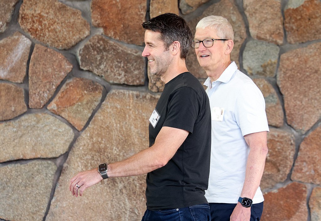 Tim Cook (à droite) marche avec John Ternus à la conférence Allen & Company Sun Valley au Sun Valley Lodge à Sun Valley, Idaho, États-Unis, le 7 juillet 2026. /VCG