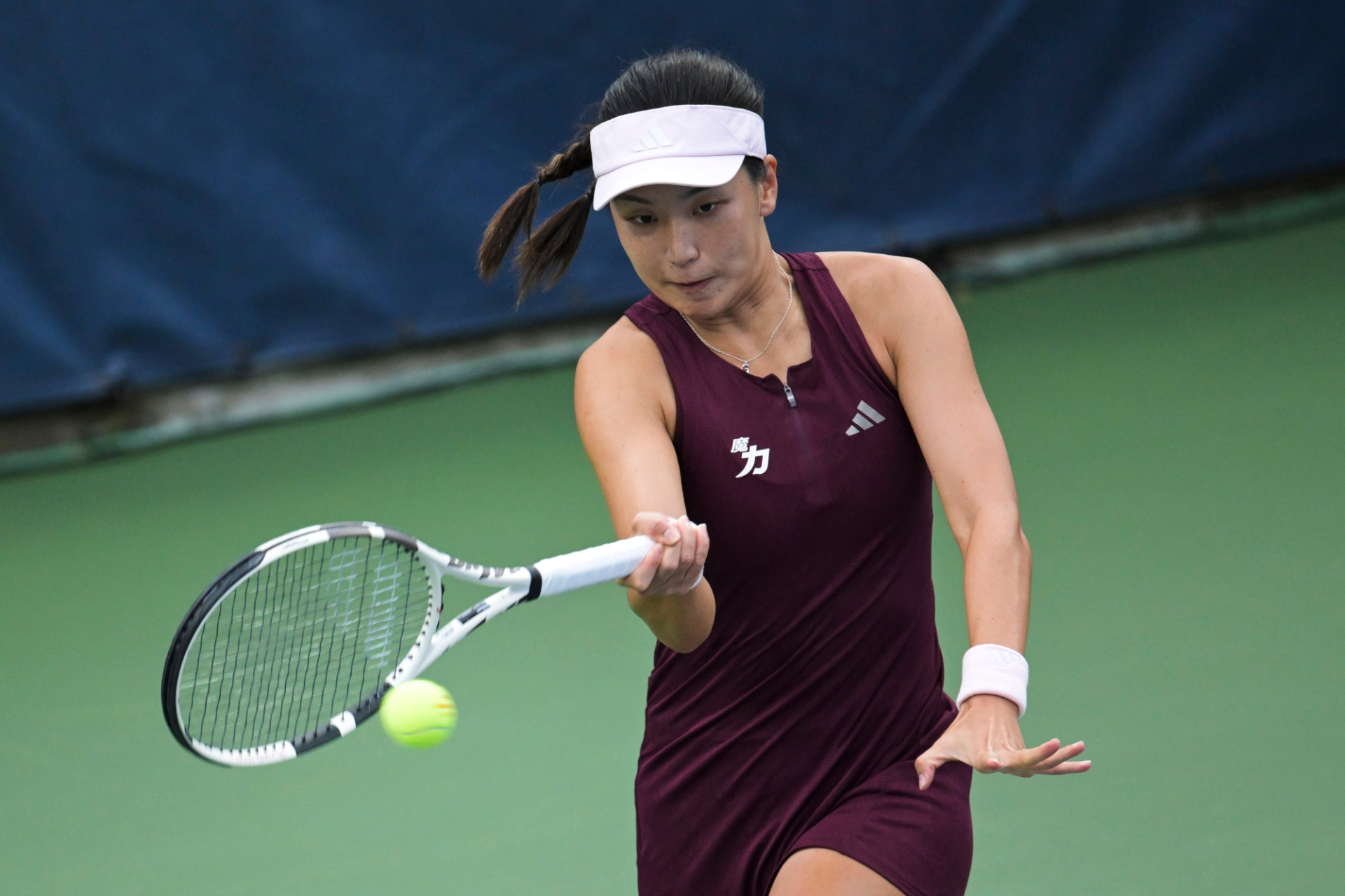 La Chinoise Wang Xinyu réussit un tir lors du deuxième tour du simple féminin contre la Russe Anna Kalinskaya à l'US Open dans le Queens, New York, États-Unis, le 2 septembre 2026. /US Open