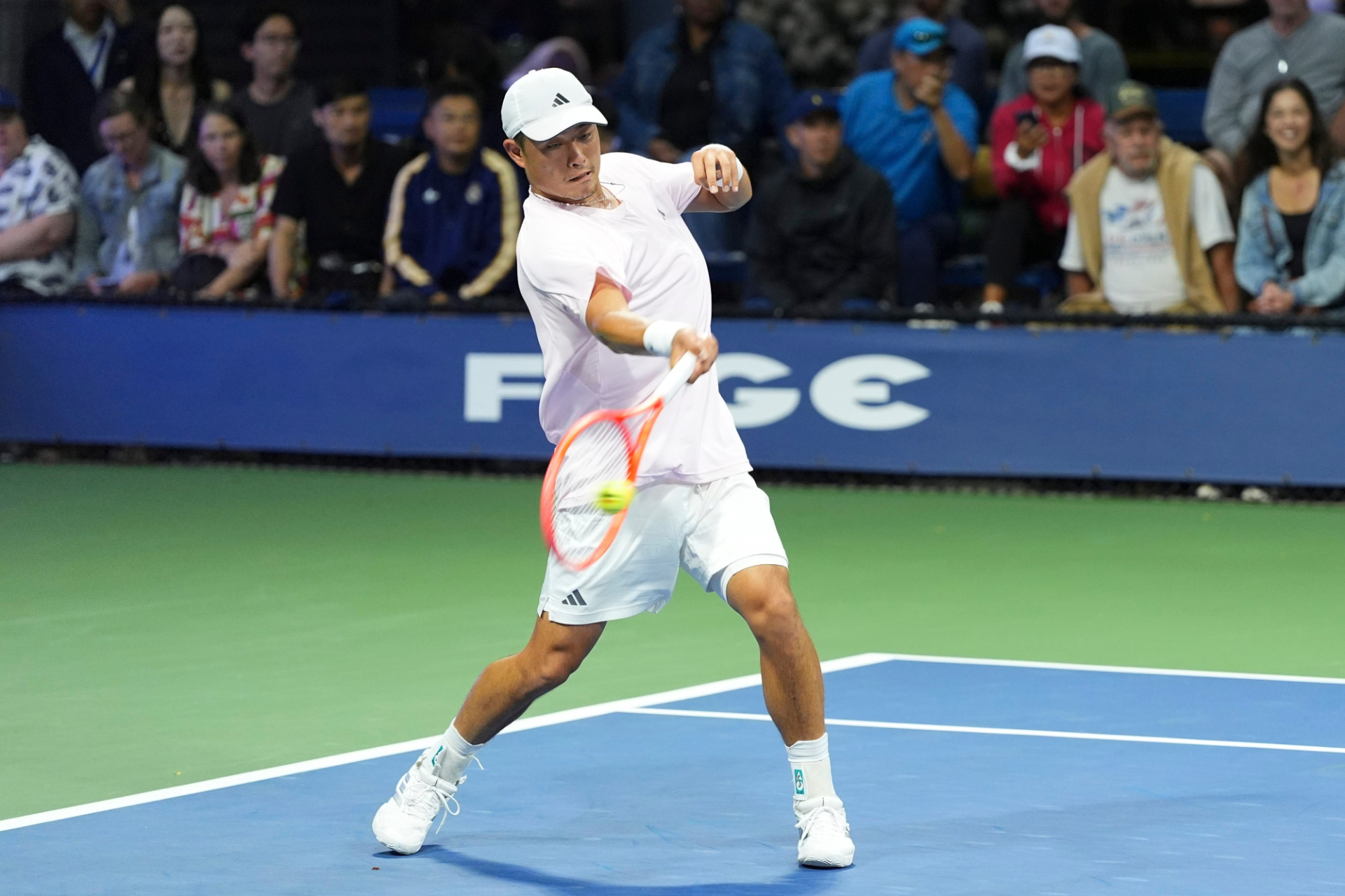 Le Chinois Wu Yibing réussit un tir lors de son match du deuxième tour du simple masculin contre l'Australien James Duckworth à l'US Open dans le Queens, New York, États-Unis, le 2 septembre 2026. /US Open