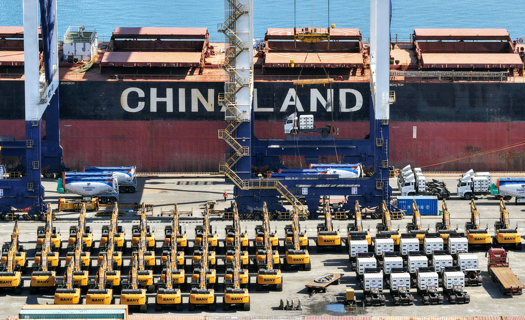 Des camions produits localement destinés à l'Afrique sont chargés sur un paquebot Chine-Afrique au port de Yantai, dans la province du Shandong, en Chine, le 11 juin 2026. /VCG